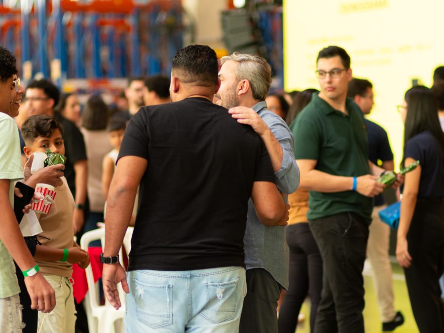 Colaboradores e familiares circulando pelo evento corporativo montado no centro de distribuição