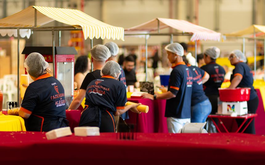 Barracas de alimentação e equipe própria uniformizada durante ação corporativa para colaboradores